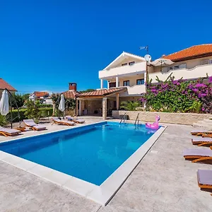 merita-apartments.hotelinzadar.com/